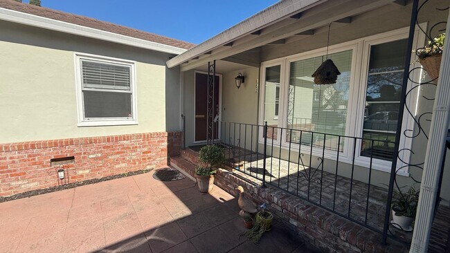 Building Photo - Charming Hayward Park Residence