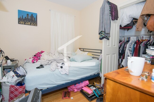 Building Photo - Modern Apt with Laundry In Unit, Stainless Steel Appliances and NO FEE!