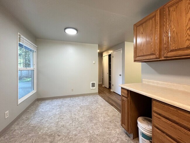 Building Photo - Spacious 3 Bed, 1.0 Bath House - Fully Fen...