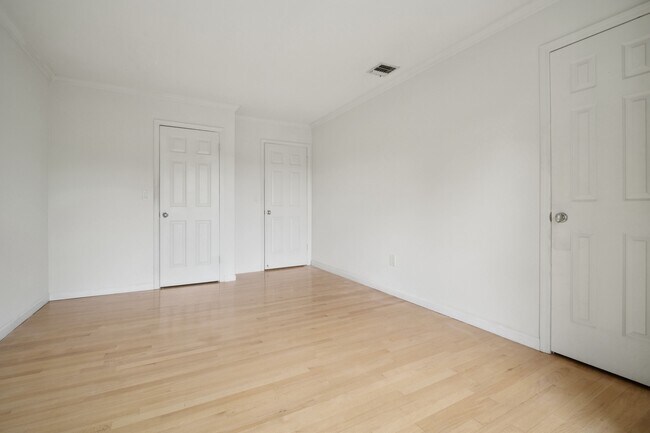 Building Photo - 611 Grove St