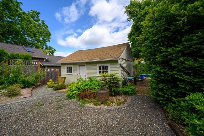 Building Photo - Beautiful Craftsman Home in Desired Neighb...
