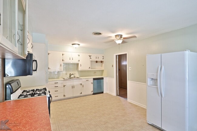 Building Photo - 3 bed/1.5 bath, 2 living home