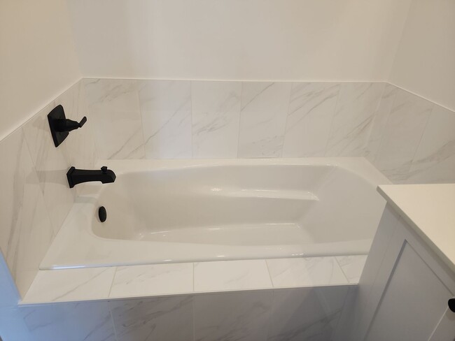 Building Photo - Luxury Townhome