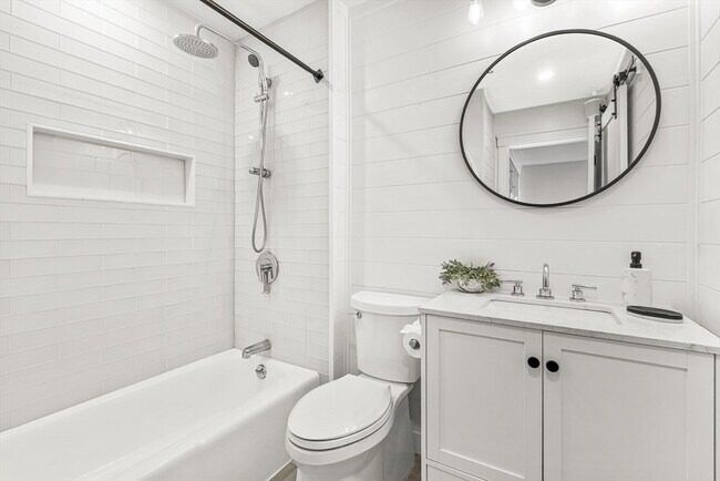 Building Photo - 300 Commercial St