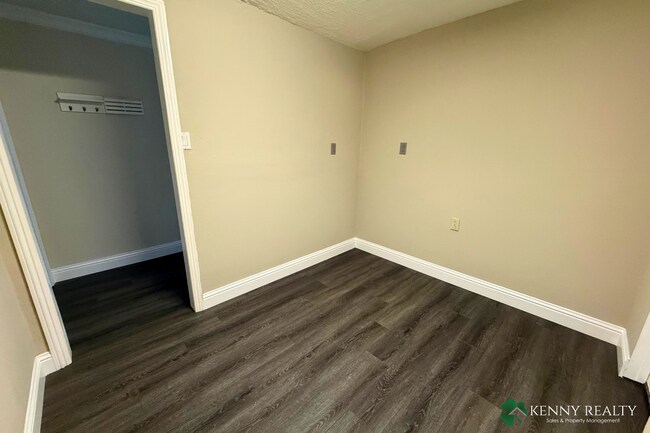 Building Photo - 424 Manor Dr