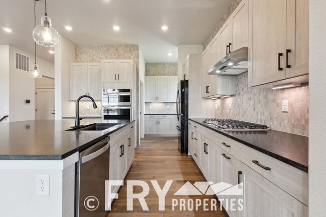 Building Photo - Stunning, Spacious 3bed/3bath Riverdale Ra...
