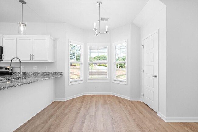 Building Photo - 2 Bedroom Condo For Rent Near Riverside Dr...