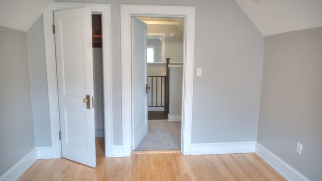 Building Photo - Murray Upper Flat