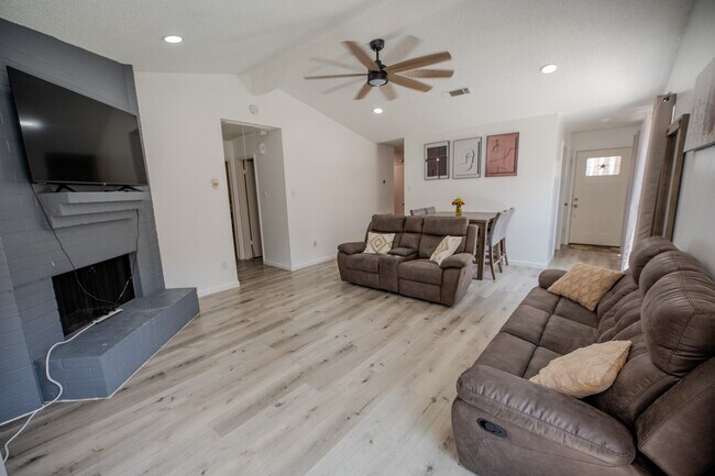 Building Photo - 4606 Meadowood Dr