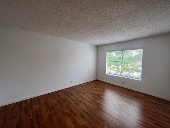 Building Photo - 2 Bedroom Condo in UTC!