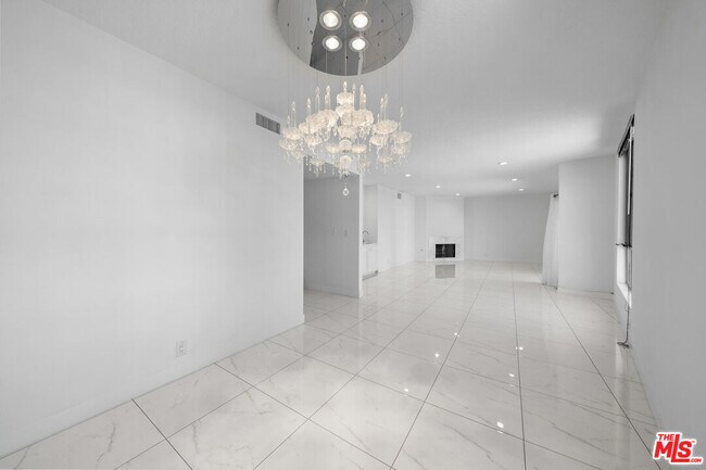 Building Photo - 4444 Wilshire Blvd