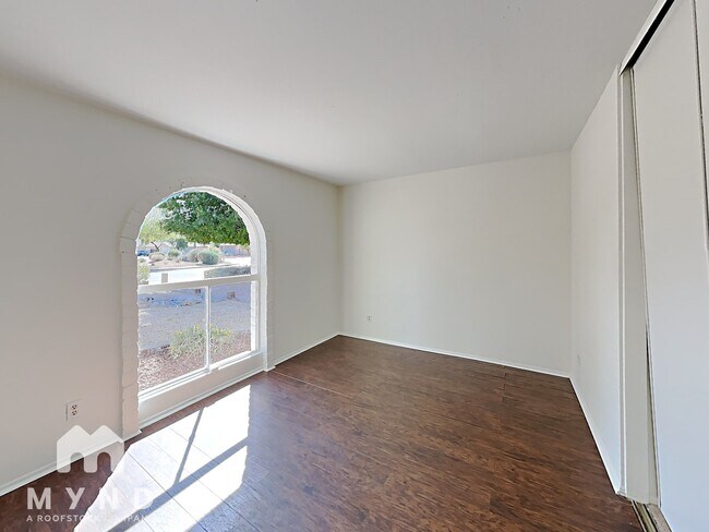 Building Photo - 2742 S Las Flores