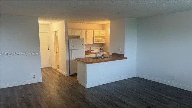 Building Photo - 2701 Riverside Dr