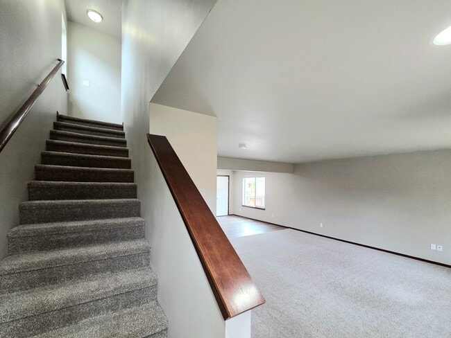 Building Photo - 3-Bed, 2.5-Bath Townhome w/ 2-Car Garage