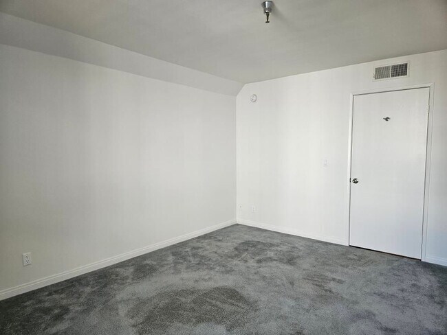 Building Photo - 5143 Bakman Ave
