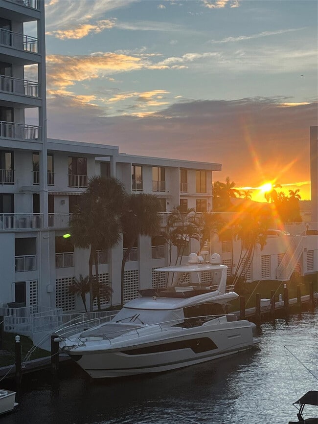 Building Photo - 3100 NE 49th St