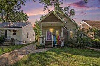 Building Photo - CHARMING 4 BED 2.5 BATH COLONIAL MINUTES F...