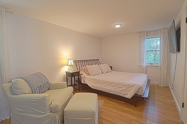 Building Photo - 113 Central St