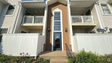 Building Photo - Beautiful 2 Bed 1 Bath Condo With Fenced P...