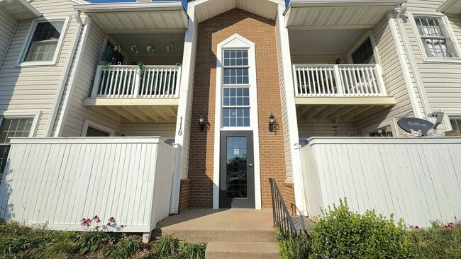 Primary Photo - Beautiful 2 Bed 1 Bath Condo With Fenced P...