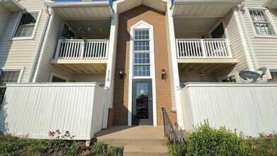 Building Photo - Beautiful 2 Bed 1 Bath Condo With Fenced P...