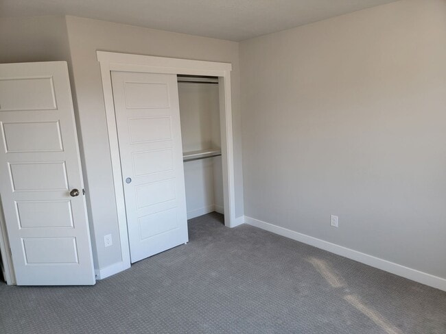Building Photo - Stunning Townhomes!