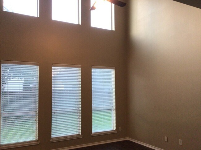 Building Photo - 2718 Lakecrest Way Dr