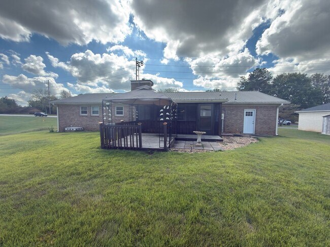 Building Photo - Spacious three bedroom, two bathroom with ...