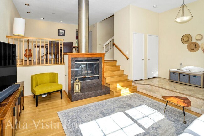 Building Photo - Beautiful Dual Master bedroom Townhome in ...