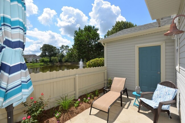 Building Photo - Lakefront Condo in Greenbrier