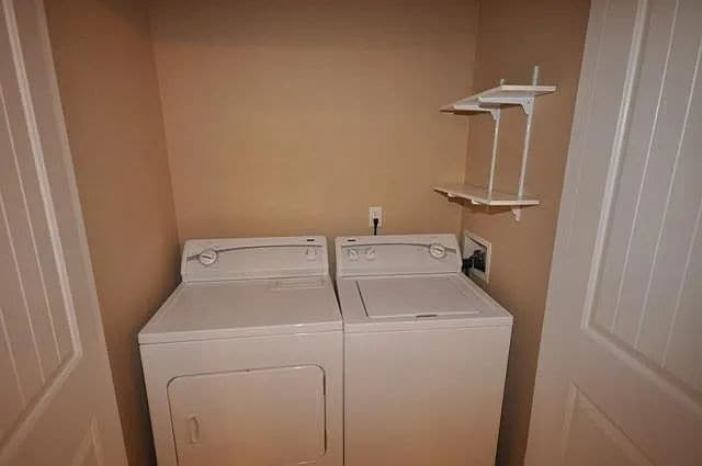 Building Photo - Upper Level 2 Bed 2 bath Apartment