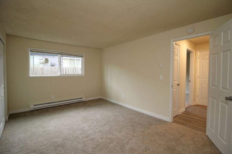 Building Photo - 8924-8934 SE Ellis St