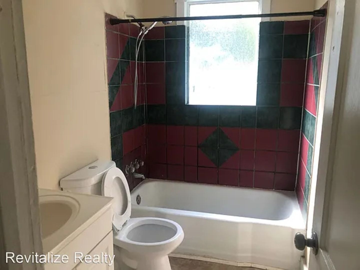 Building Photo - 1905 Pake Ave