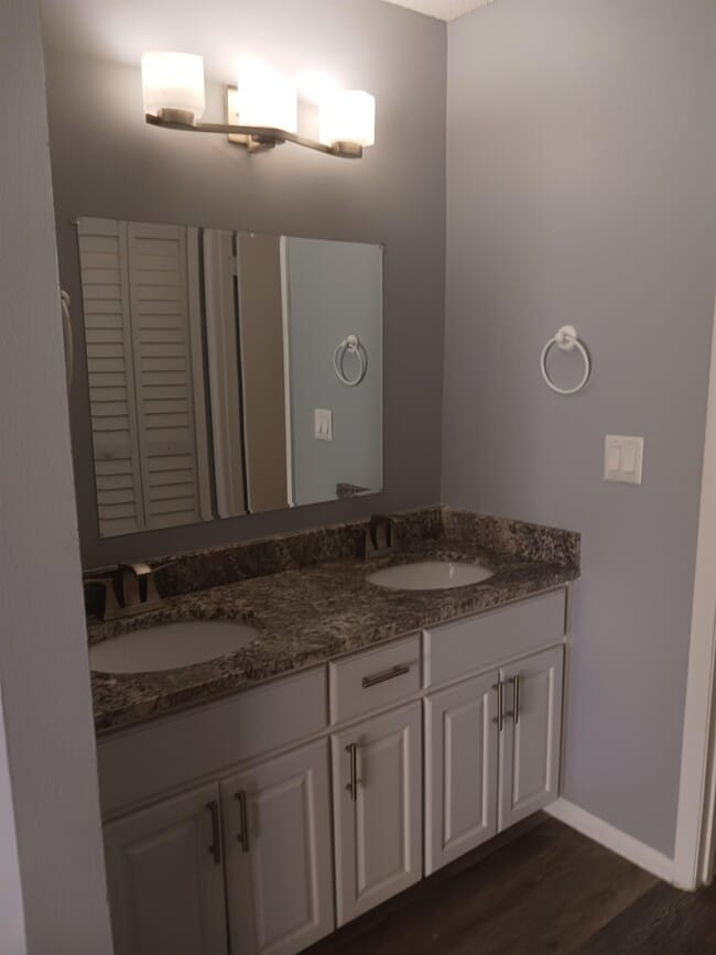 Building Photo - 7706 Covedale Dr