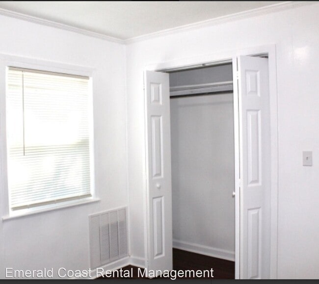 Building Photo - 3 br, 1 bath House - 25 Oak Street