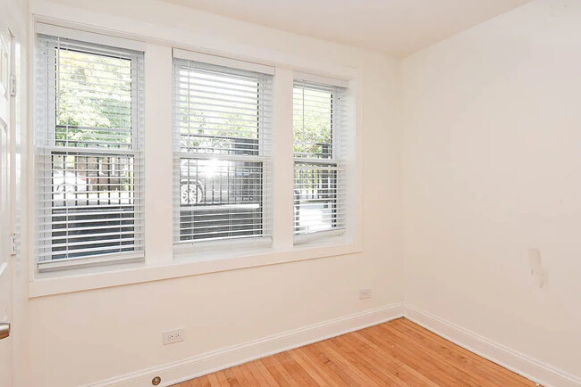 Building Photo - 1851 W Dickens Ave