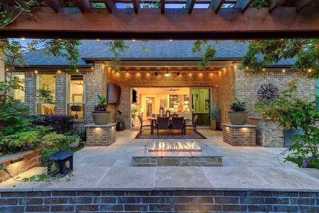 Building Photo - 5911 Vineyard Creek Ln