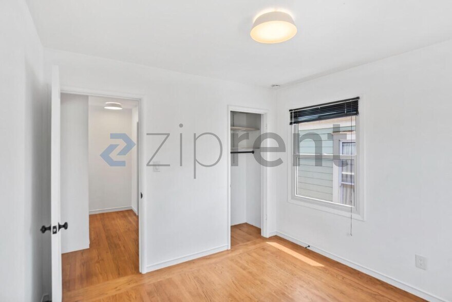 Building Photo - Unit 905