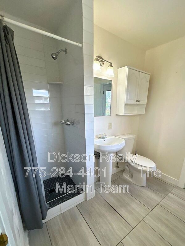 Building Photo - 640 James Ln