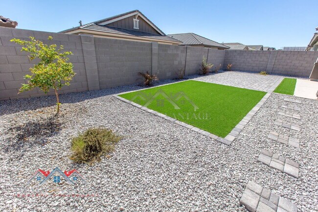 Building Photo - 15243 W Latham St