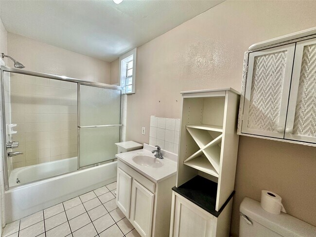 Building Photo - 305 N Live Oak St