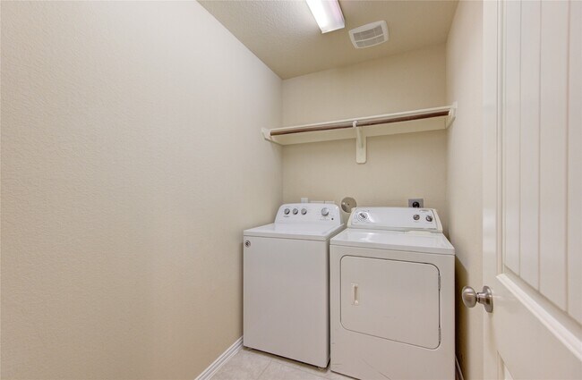 Building Photo - 6519 Point Hollow Ln