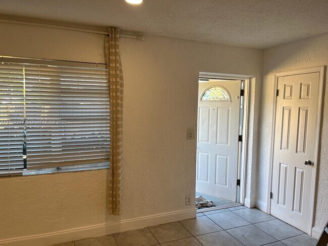 Building Photo - 1625 NW 9th Ave