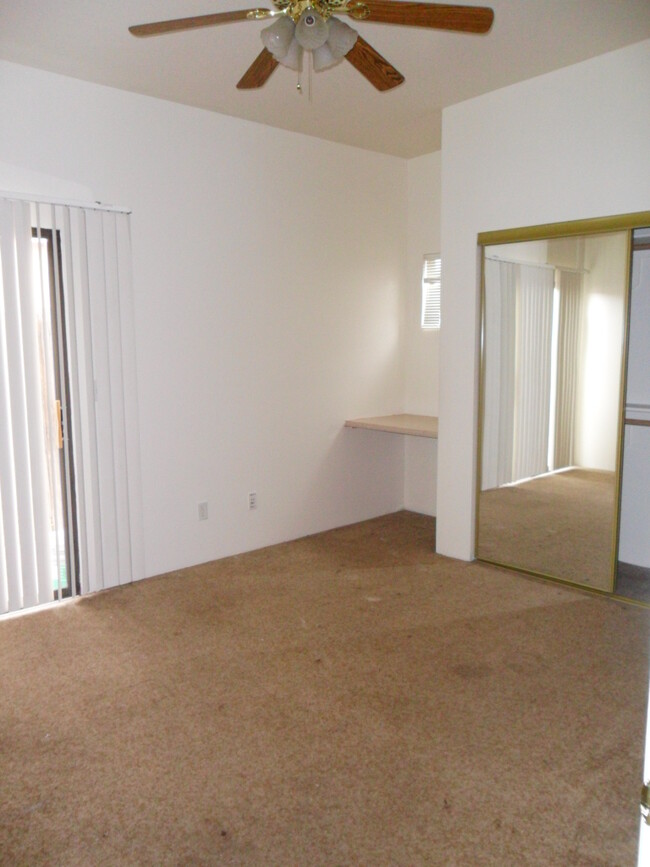 built in desks and large closets - 738 E Elm St