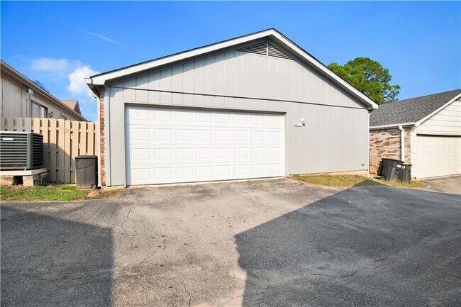 Building Photo - 6071 Highland Cir N