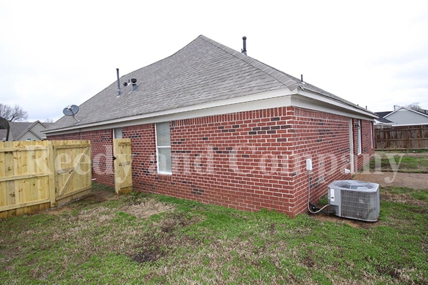 Building Photo - 6077 Wills Way Cir S