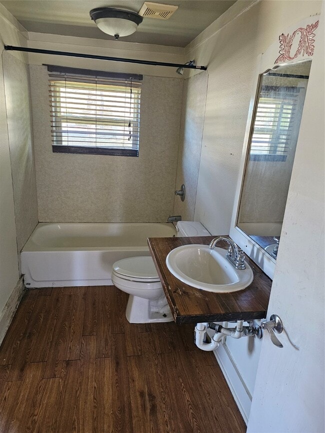 Building Photo - 5118 Pine Ave