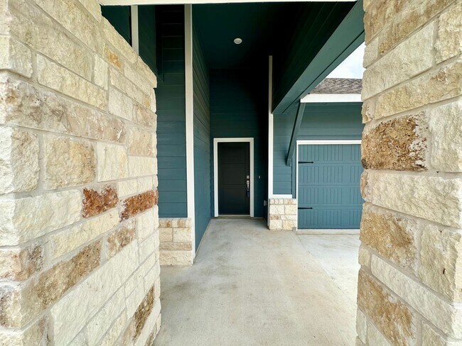 Building Photo - Beautiful Recently New Build Home in West ...
