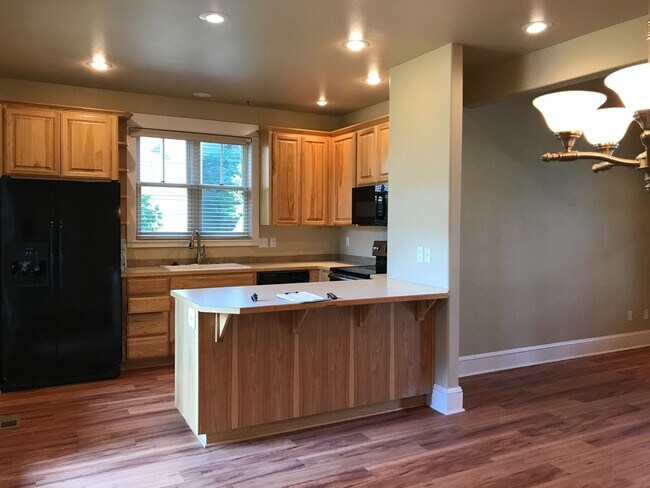 Building Photo - Beautiful Condo in Sisters w/community poo...