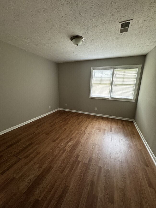 Building Photo - 8566 Creekwood Way